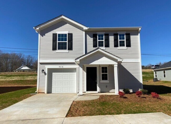 Foto del edificio - Beautiful 3 Bedroom, 2 1/2 Bathroom Home off Robinhood Rd in Winston!