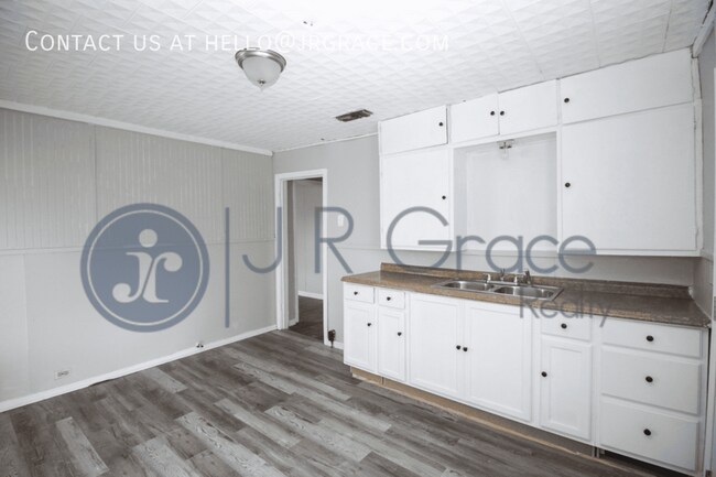 Foto del edificio - 704 W State St