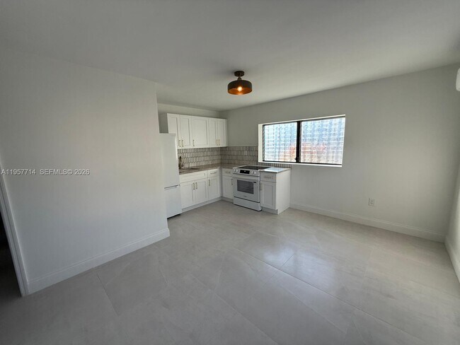 Building Photo - 525 SW 22nd Ave