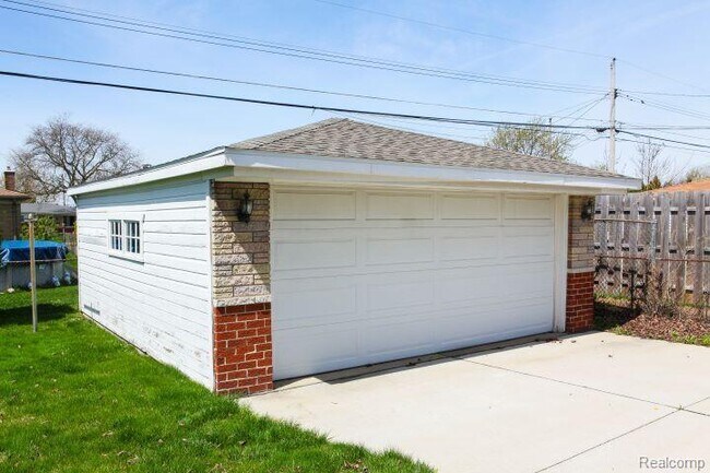 Building Photo - 28239 Sutherland Ave