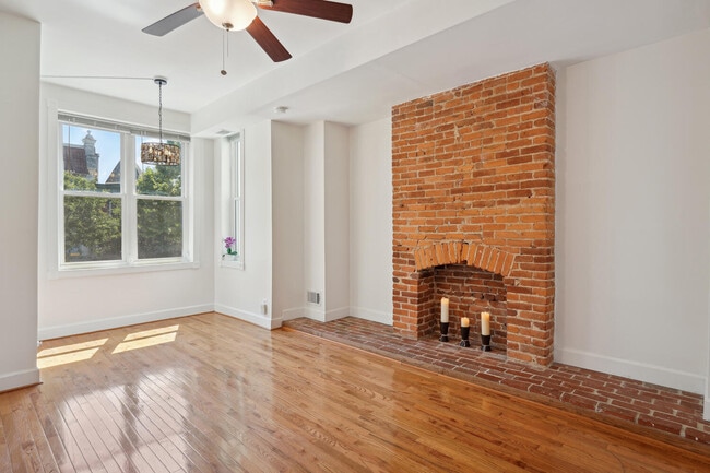 Building Photo - 724 5th ST NE