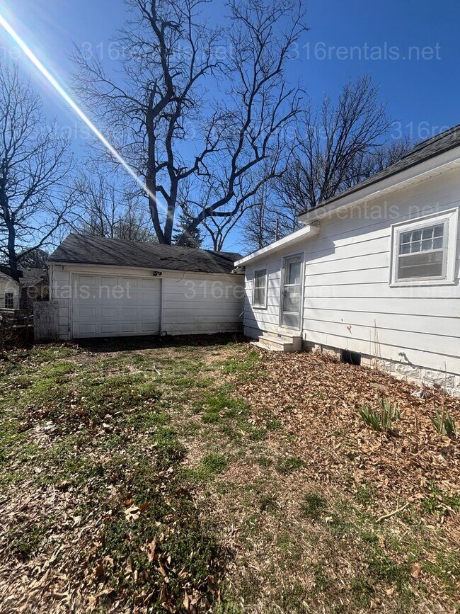 Building Photo - Three bedroom one bath freshly painted house available NOW!