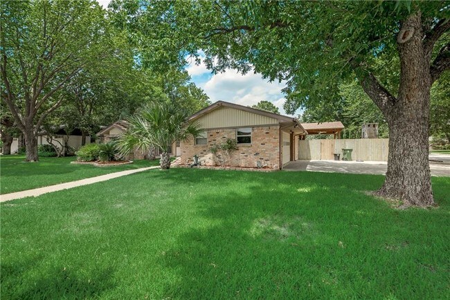 Building Photo - 200 Plainview Dr