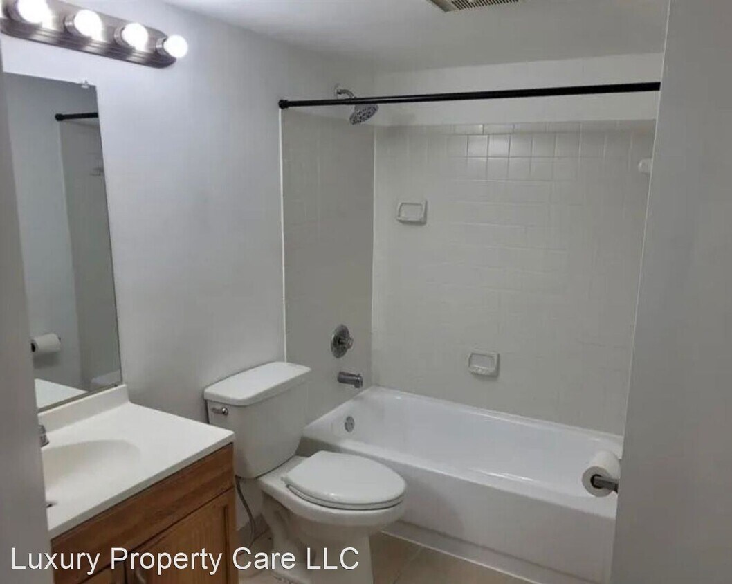 Building Photo - 2 br, 2.5 bath House - 1200 Club Drive
