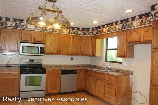 Building Photo - 2424 Southview Dr