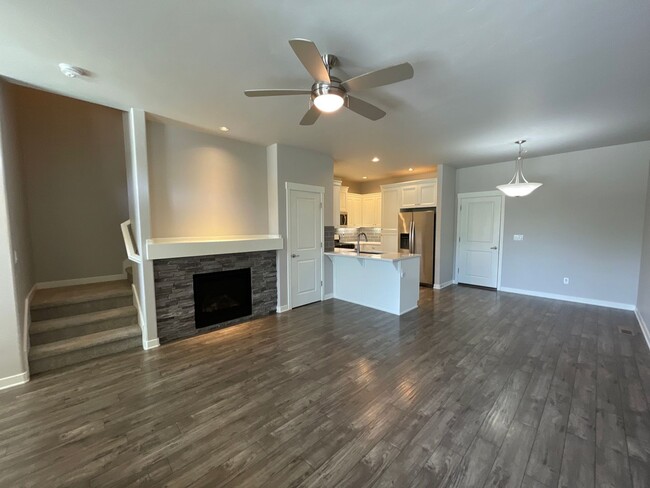 Building Photo - 3 Bedroom Townhome  in SW Redmond  - Parkl...