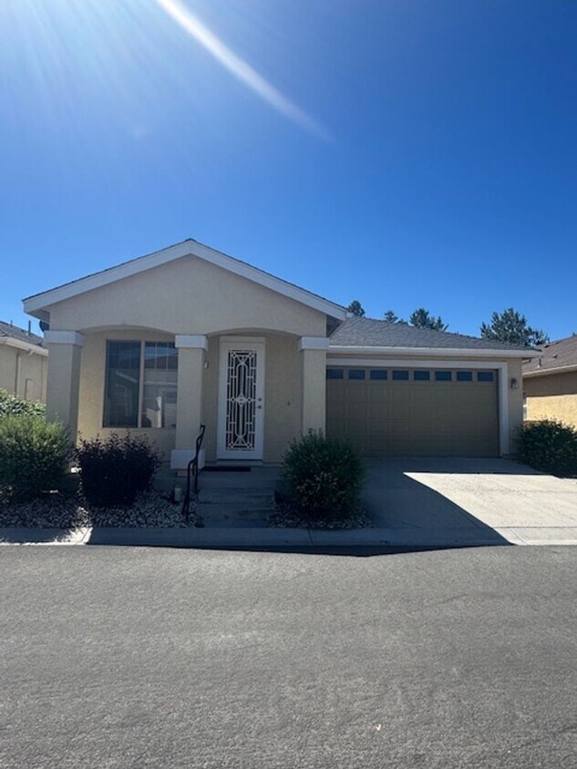 Foto principal - Located in a Quiet, Gated Community in Car...