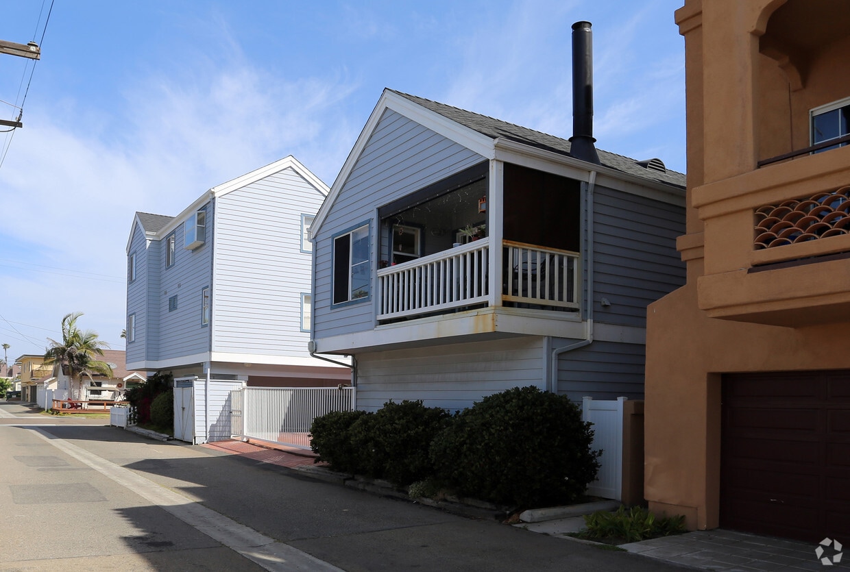 Building Photo - El Mirador Shores