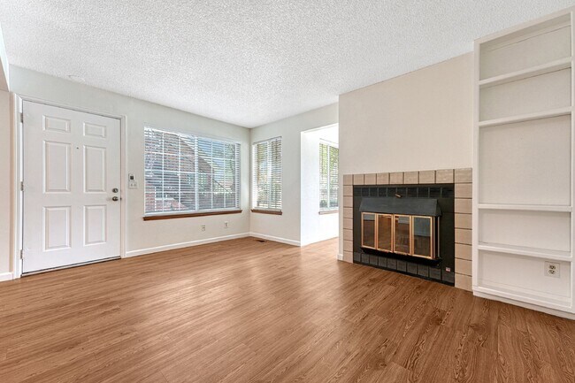 Building Photo - 1Bed/1Bath/1 Den + 1Attached Garage Townho...
