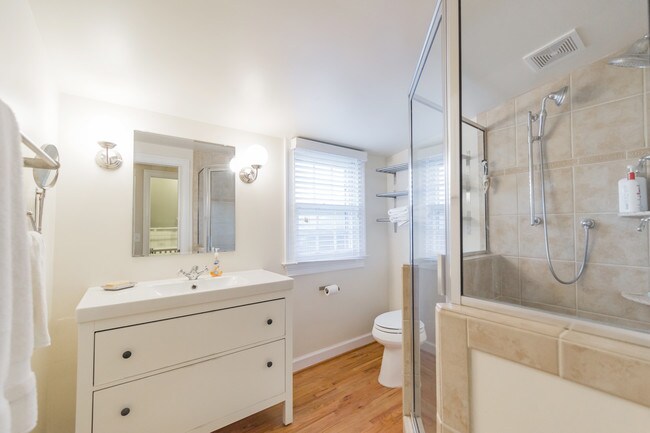 Building Photo - 4304 Parkview Cir