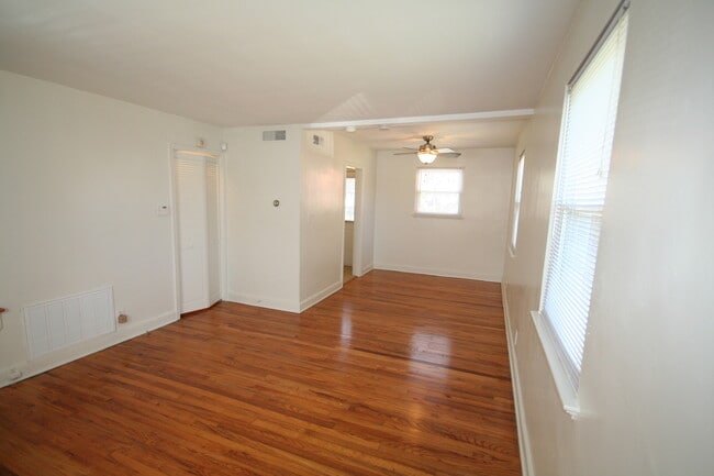 Foto del edificio - End Unit Townhouse with Hardwoods / W&D / ...