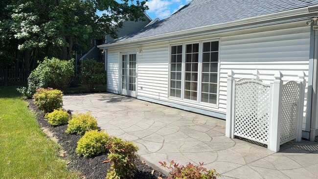 Foto del edificio - Nice Three-bedroom Two Car Garage corner lot