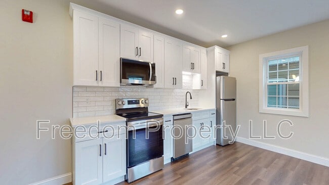 Building Photo - 130 Center St