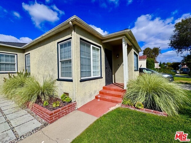 Building Photo - 4229 Sutro Ave