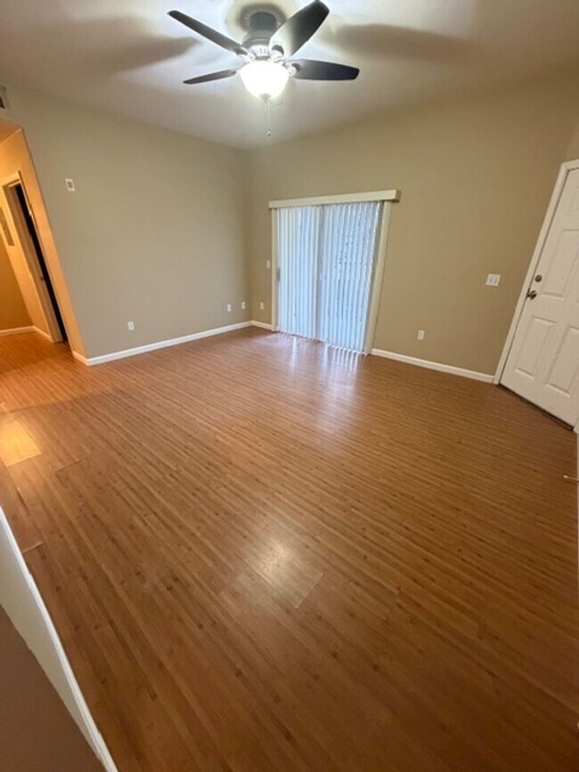 Foto del edificio - Discover Your Dream Condo with Stunning Mountain Views a 1 Car Garage & Covered carport in NW Ren...