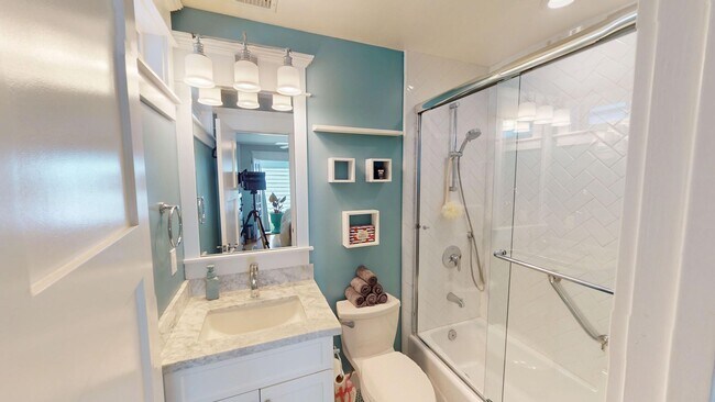 Foto del edificio - Spacious 4 Bed and 3 Bath Home in Coronado...