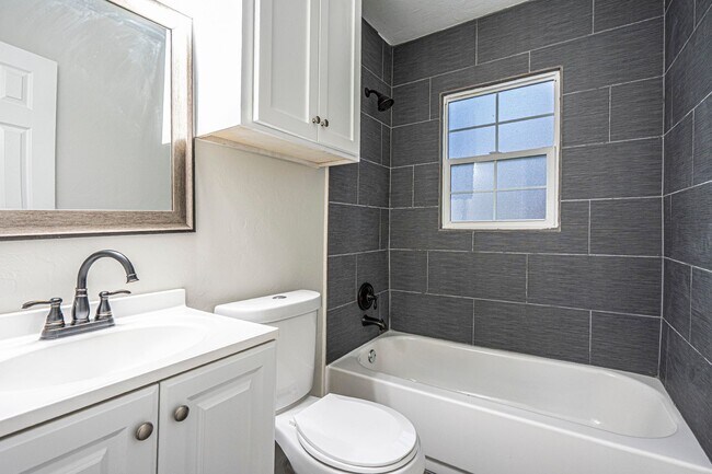 Foto del edificio - Updated 3 Bed 1 Bath - Large fenced in yar...