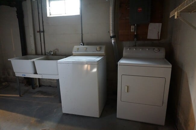 Building Photo - 2 bed, 1 bath ranch with partially finishe...