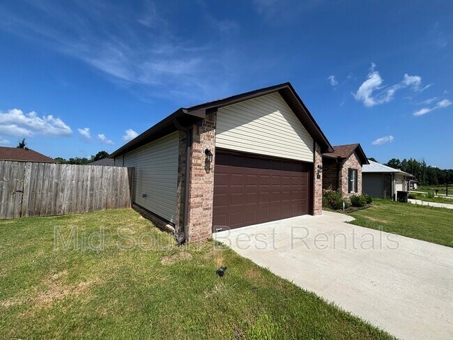 Building Photo - 207 Magnolia Ct