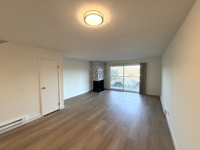 Foto del edificio - UPDATED 2 BEDROOM END UNIT 2-STORY CONDO WITH GREAT VIEWS IN SAN RAFAEL