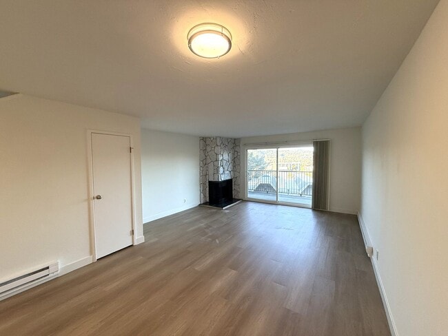 Building Photo - UPDATED 2 BEDROOM END UNIT 2-STORY CONDO WITH GREAT VIEWS IN SAN RAFAEL