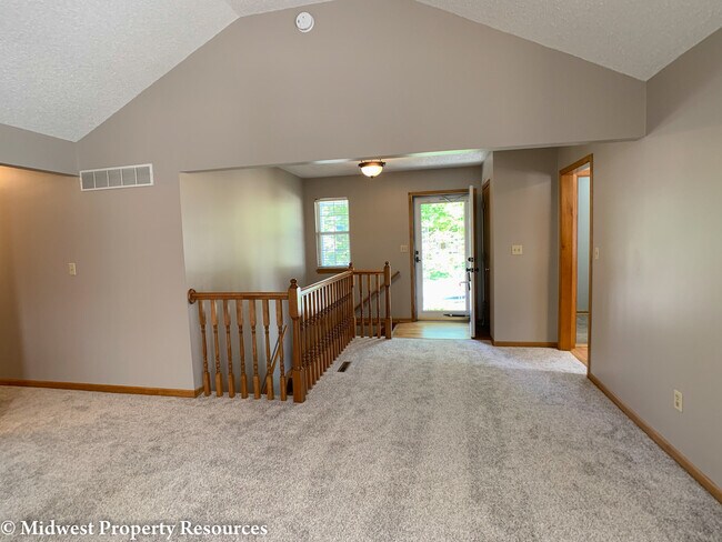 Building Photo - 1216 SW Southgate Dr