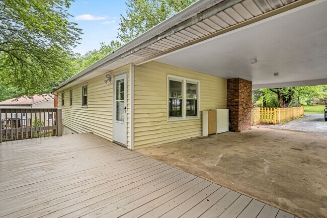 Building Photo - Royal Pines Gem with Private Fenced Yard