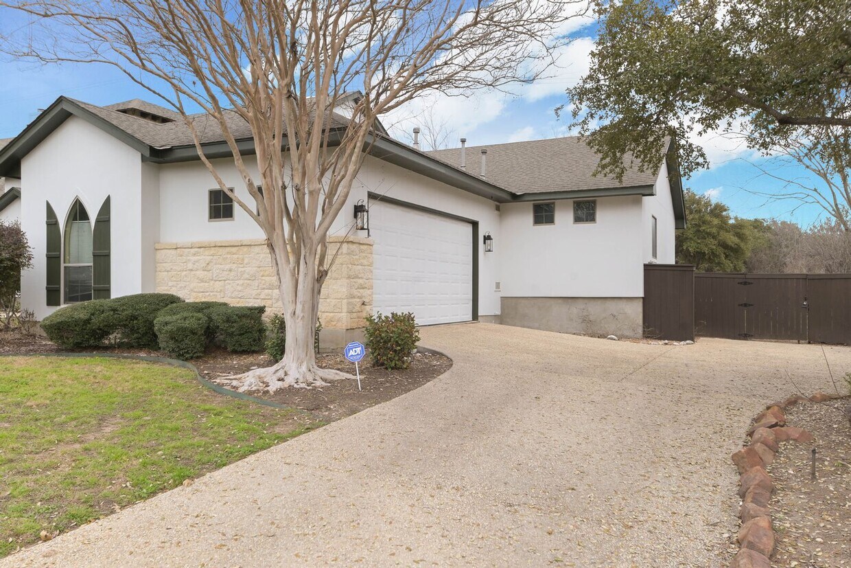 Building Photo - Helotes Gem