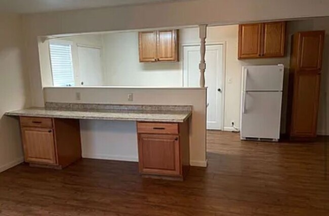 Building Photo - AVAILABLE NOW! - 2 bed/ 1 bath Multi-Famil...