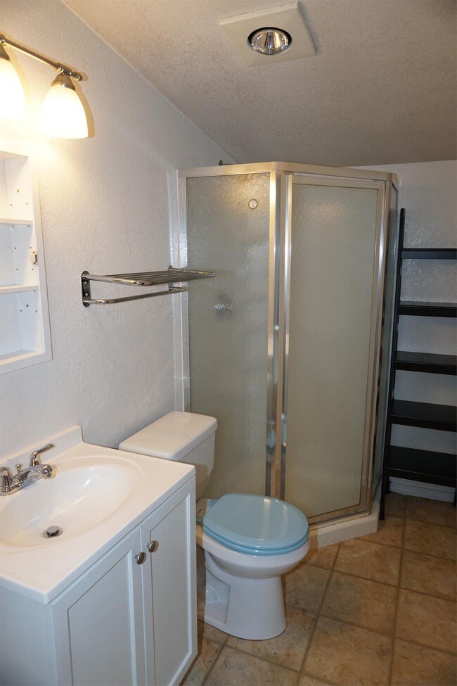 Building Photo - 550 W 25th Pl