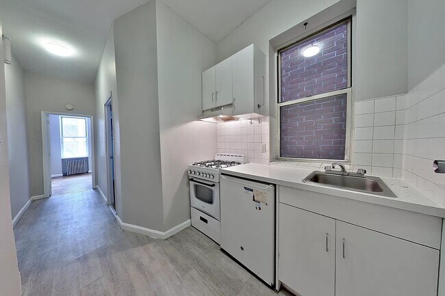 Building Photo - 543 East 5th Street