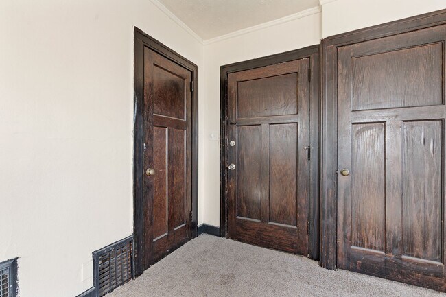 Building Photo - Quaint 1 Bedroom Apartment