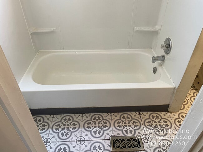 Building Photo - 516 W 9th St