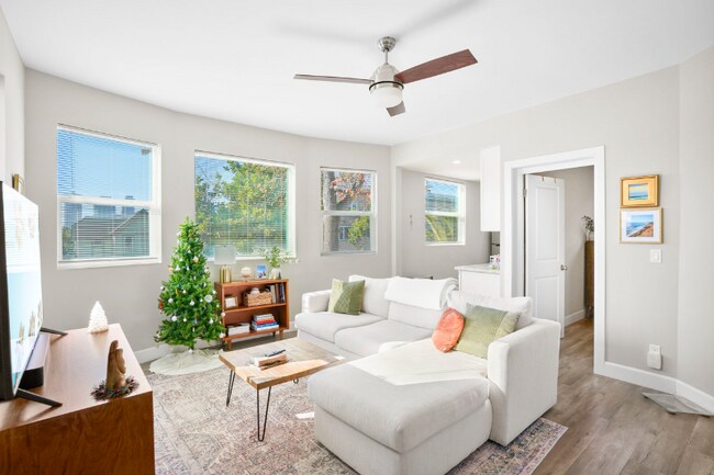 Building Photo - 933 21st St