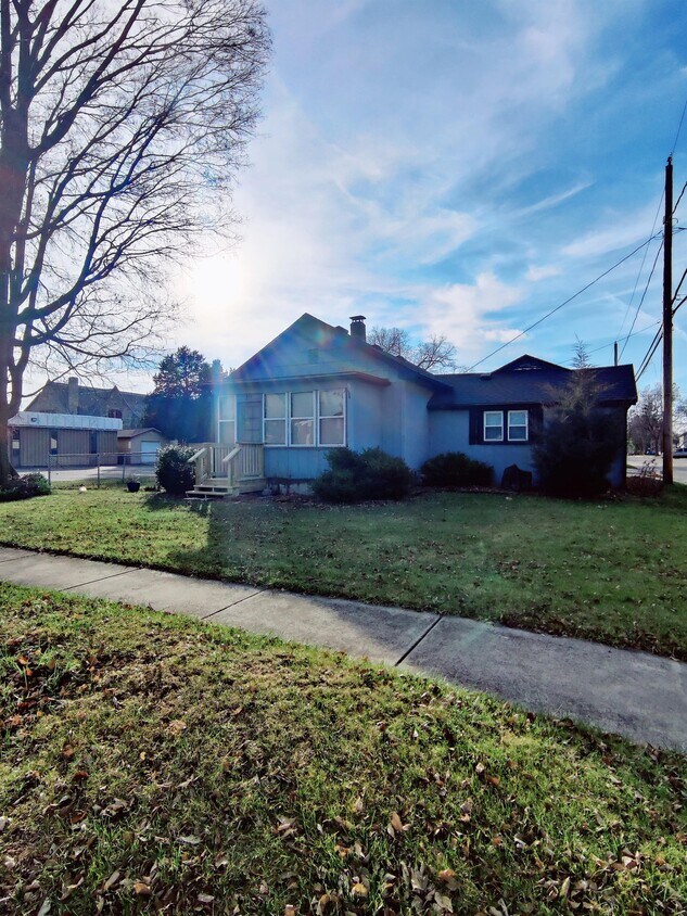 219 N James St, Plano, IL 60545 House Rental in Plano, IL