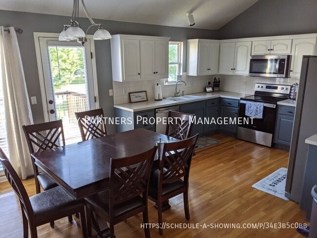 Building Photo - 949 Oak Crest Dr