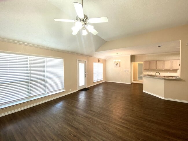 Building Photo - Introducing this inviting 3-bedroom, 2-bat...