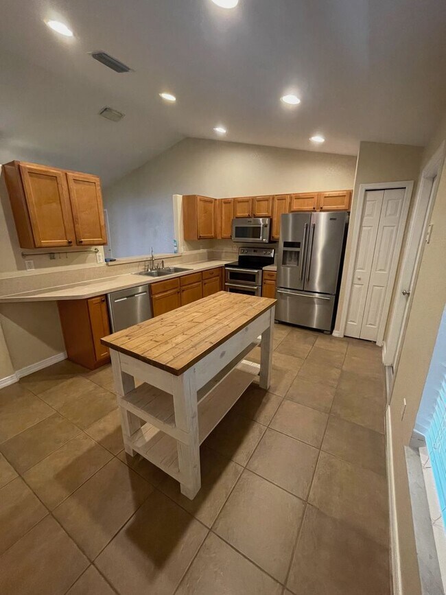 Building Photo - Beautiful 3/2 Fenced in Single Family Home...