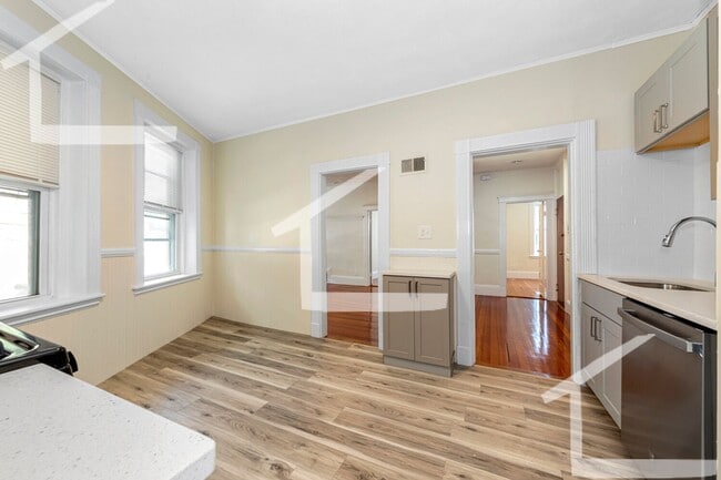 Building Photo - 9/1 Fully renovated 3BR in Oak Sq, w/d in unit!