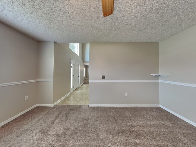Building Photo - 8799 Oxfordshire Ave E