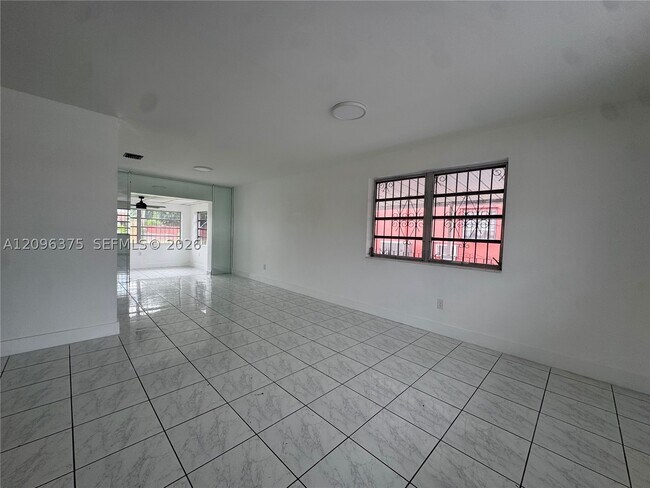 Foto del edificio - 1320 W 37th St