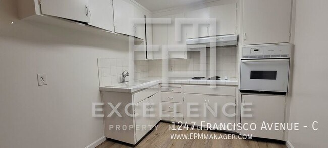Building Photo - Upper 2/1 in 4plex, Private 1 Car Garage
