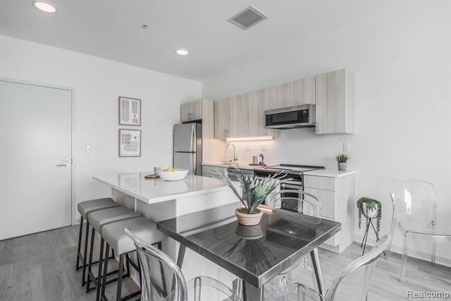 Building Photo - 7410 Kercheval Ave