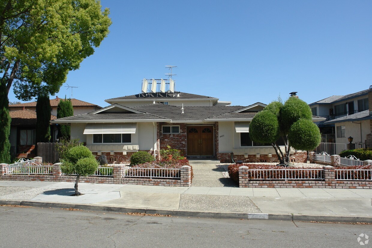 Building Photo - 4425 Blackford Ave