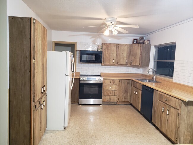 Building Photo - 1716 Scott St