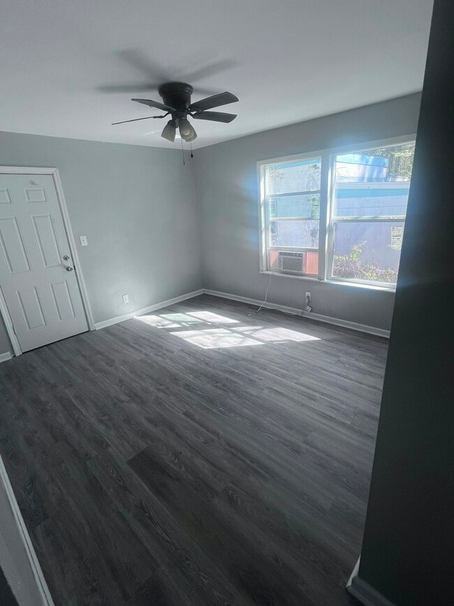 Building Photo - 1302 Shore Acres Dr