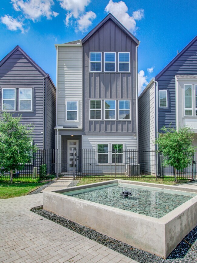 Foto del edificio - 8325 Springwood Crk Ln