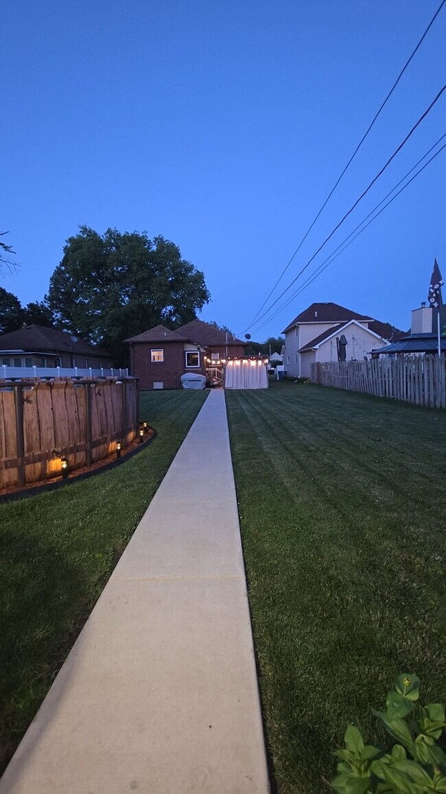 Foto del edificio - 329 N School Ave