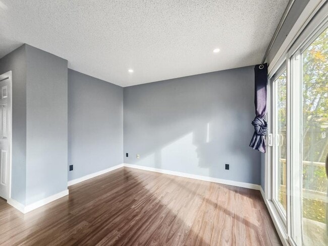 Photo du bâtiment - 3.0 bedroom in Calgary Alberta T2J 5Y9