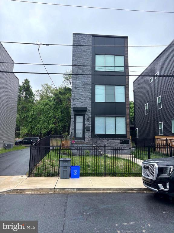 Building Photo - 6983 Silverwood St